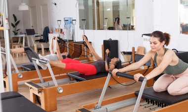 insanlar jimnastik salonu ile modern fitness ekipmanları