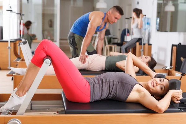 Мужчины и женщины в спортзале во время упражнений — стоковое фото