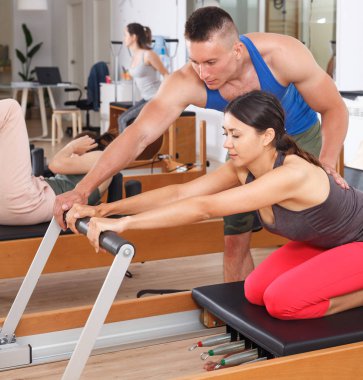 insanlar jimnastik salonu ile modern fitness ekipmanları