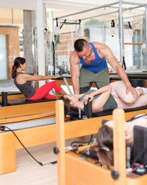 insanlar jimnastik salonu ile modern fitness ekipmanları