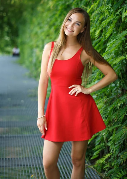 Kırmızı elbiseli açık havada güzel kız portresi — Stok fotoğraf