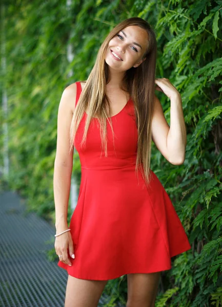 Kırmızı elbiseli açık havada güzel kız portresi — Stok fotoğraf
