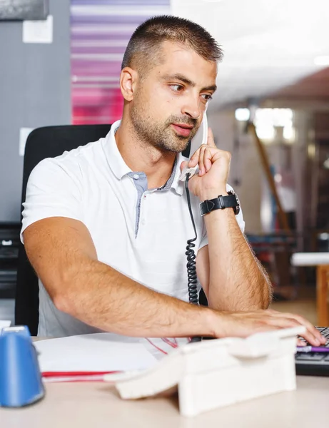 Börsenhändler macht einen Deal am Telefon in einem mit Computern gefüllten Büro. — Stockfoto