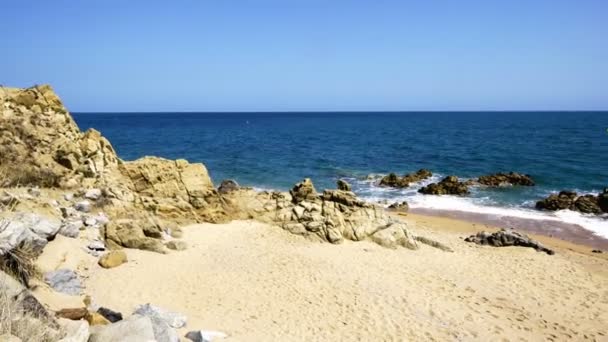 Zona de playa en día despejado — Vídeos de Stock