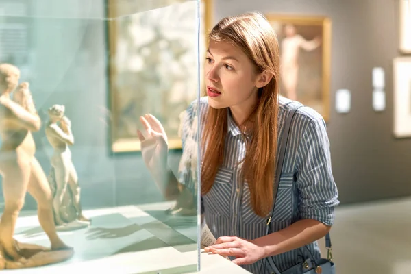 Visiteuse dans un musée historique regardant un objet d'art . — Photo