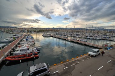 Mataro, İspanya - 19 Mayıs 2019: Gün batımında liman manzarası.