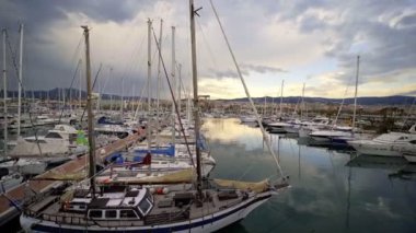 Mataro, İspanya - 19 Mayıs 2019: Bir günde liman görünümü.