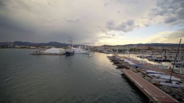 Mataro, İspanya - 19 Mayıs 2019: Gün batımında liman manzarası.