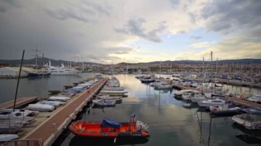 Mataro, İspanya - 19 Mayıs 2019: Gün batımında liman manzarası.