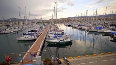 Mataro, İspanya - 19 Mayıs 2019: Bir günde liman görünümü.