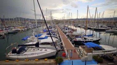 Mataro, İspanya - 19 Mayıs 2019: Bir günde liman görünümü.