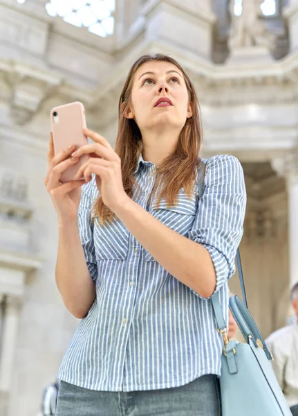 Junges schönes Mädchen betrachtet Exponate im Museum — Stockfoto