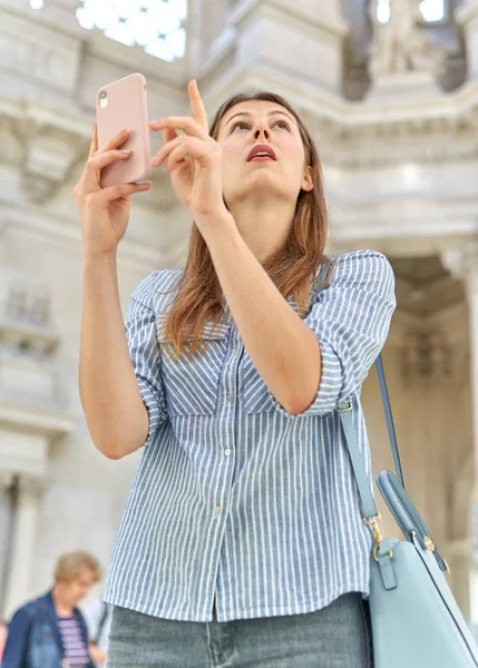 Junges schönes Mädchen betrachtet Exponate im Museum — Stockfoto