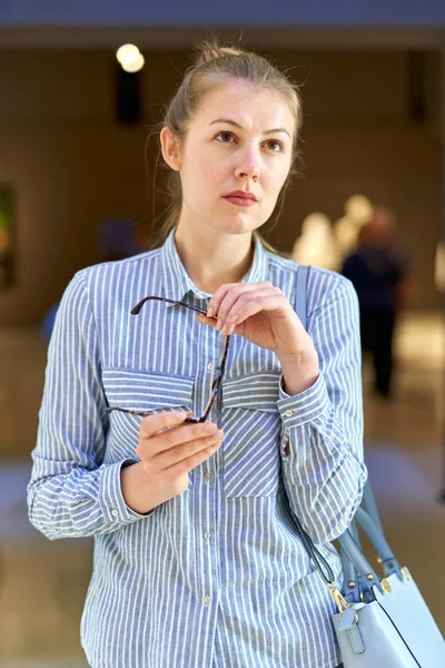 Vrouw bezoeker historisch museum kijken naar kunstobject — Stockfoto