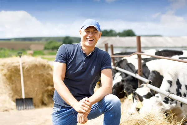 Jordbrukare på gården med mjölkko — Stockfoto