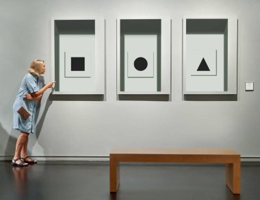 Sanat Galerisi müzesinde ziyaretçi görünümlü resimler
