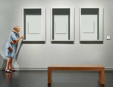 Sanat Galerisi müzesinde ziyaretçi görünümlü resimler