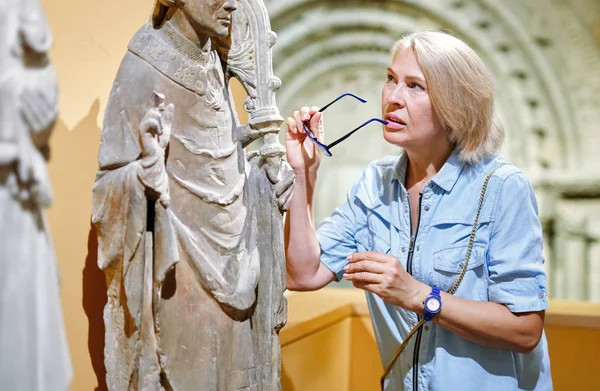 Visiteur femme regardant l'exposition dans le musée de la sculpture ancienne . — Photo