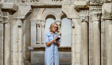 sanat müzesinde resimlere bakarak bir rehber ile kadın