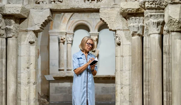sanat müzesinde resimlere bakarak bir rehber ile kadın