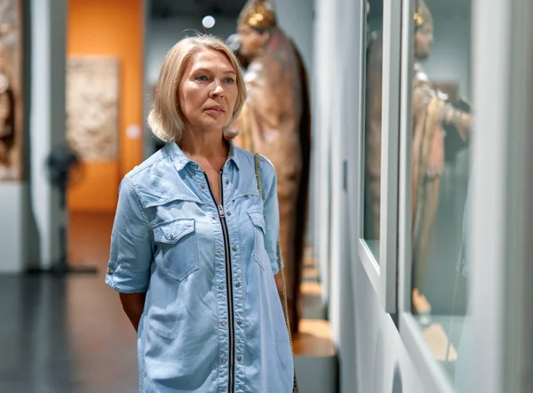 Žena v historickém muzeu a dívá se na obrázky. — Stock fotografie