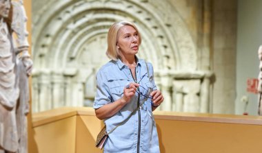 sanat nesnesi bakarak tarihi müze kadın ziyaretçi.