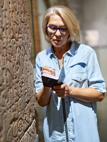 Portret van de vrouw met notitieboekje in Museum of Arts. — Stockfoto