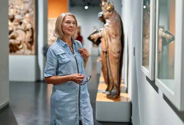 Mulher visitante no museu histórico . — Fotografia de Stock