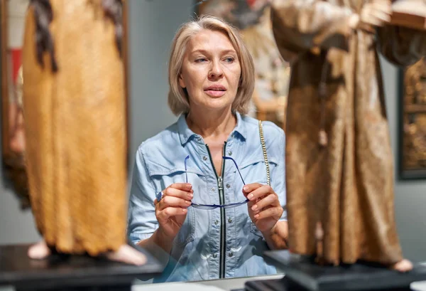 Volwassen vrouw bezoeker op zoek kunstobject in Art Gallery Museum. — Stockfoto