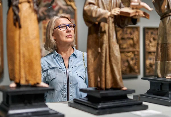 Femme visiteur regardant objet d'art dans la galerie d'art musée . — Photo
