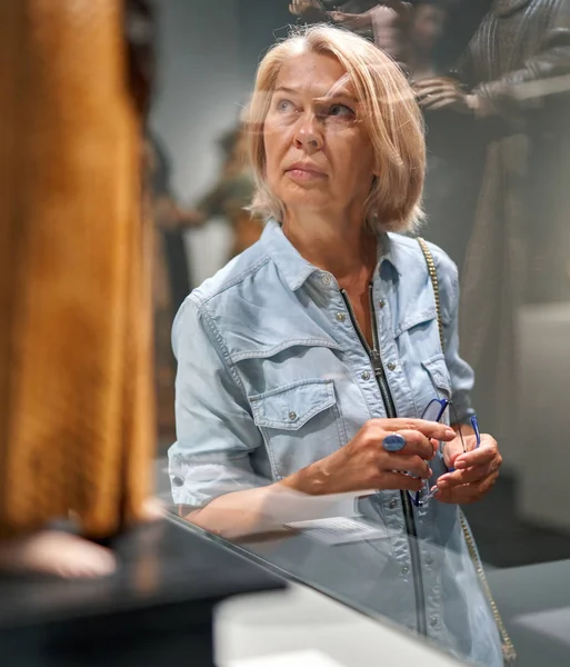 Mulher visitante olhando objeto de arte na galeria de arte museu . — Fotografia de Stock