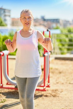 Yetişkin spor kadını dışarıda egzersiz yapıyor..