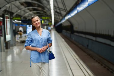 Metro içinde genç bir kadın portresi.
