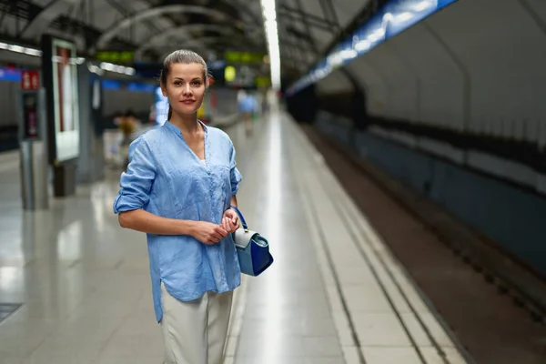 Jonge vrouw portret in metro metro — Stockfoto