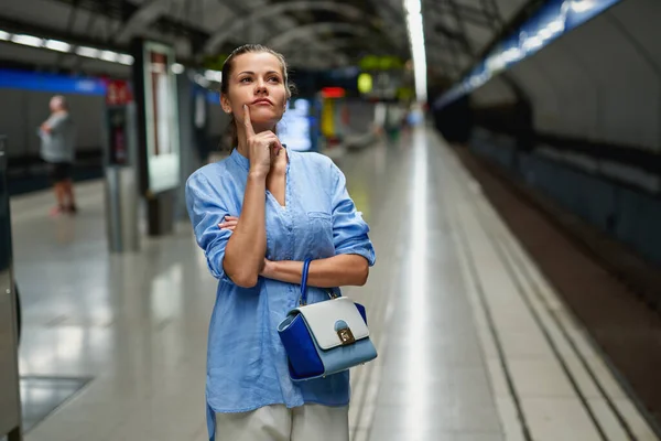 Jonge vrouw portret in metro metro — Stockfoto