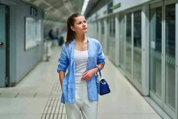 지하철에 있는우아 한 패션 비즈니스 여성 — 스톡 사진