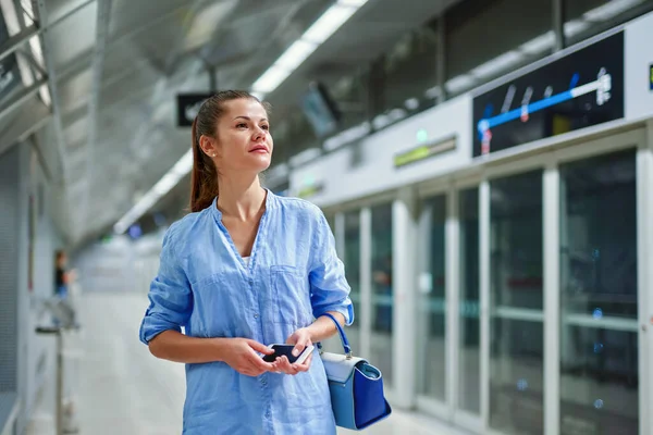 Jonge vrouw met handtas in metrostation. — Stockfoto