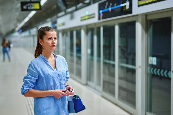 지하철역에서 핸드백을 든 젊은 여자. — 스톡 사진