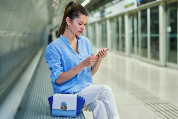 Ung kvinna med handväska i tunnelbanestationen. — Stockfoto