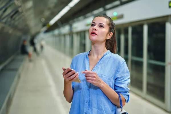 Jonge vrouw met handtas in metrostation. — Stockfoto