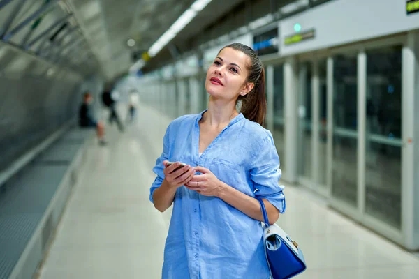 Junge Frau mit Handtasche in U-Bahn-Station. — Stockfoto