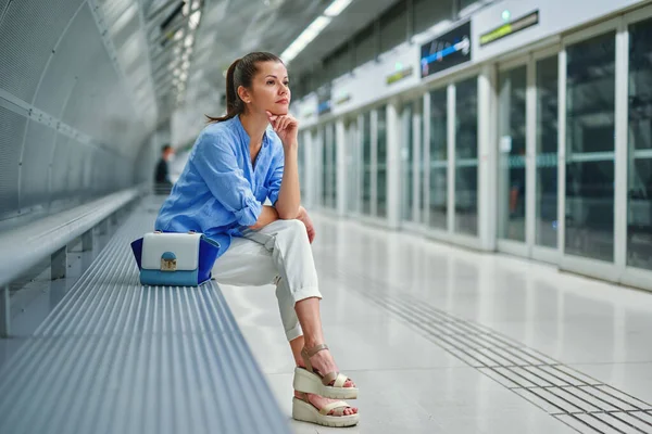 지하철 역에서 핸드백을 차고 있는 젊은 여자 — 스톡 사진