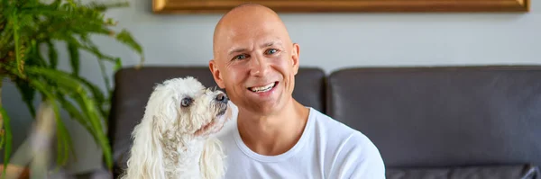 Homem bonito com cão bonito em casa — Fotografia de Stock
