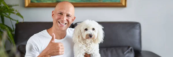 Homem bonito com cão bonito em casa — Fotografia de Stock