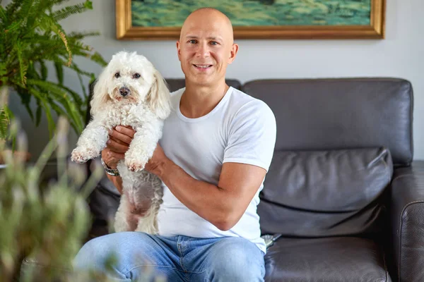 Homem bonito com cão bonito em casa — Fotografia de Stock