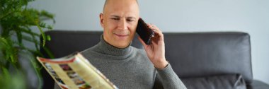 Koltukta cep telefonuyla konuşan bir adam.