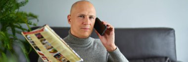 Koltukta cep telefonuyla konuşan bir adam.