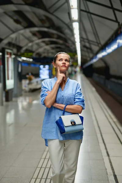 Jonge vrouw portret in metro metro — Stockfoto