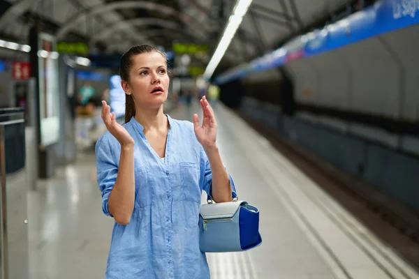 Ung kvinna porträtt inne tunnelbana — Stockfoto