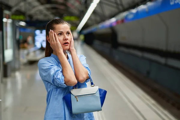 Портрет молодой женщины в метро — стоковое фото